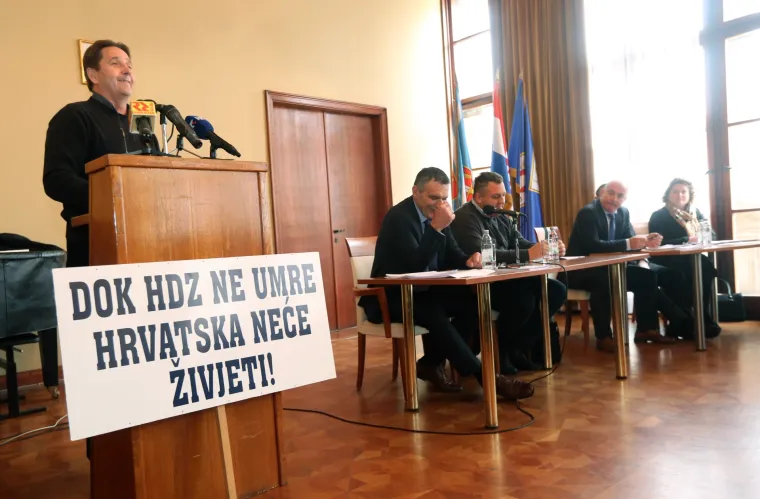 Petrina napravio show na sjednici Skup&scaron;tine: donio transparent na kojem pi&scaron;e - 'Dok HDZ ne umre, Hrvatska neće živjeti'