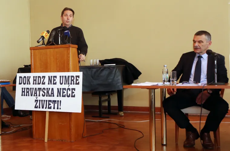 Petrina napravio show na sjednici Skup&scaron;tine: donio transparent na kojem pi&scaron;e - 'Dok HDZ ne umre, Hrvatska neće živjeti'