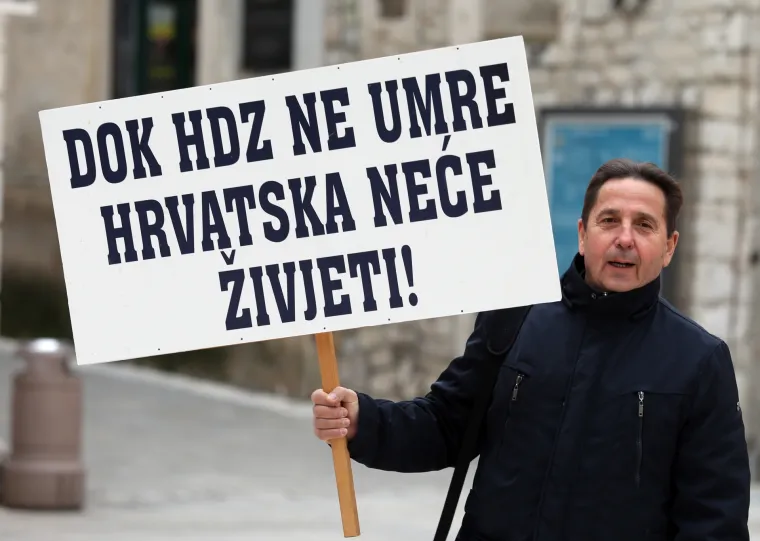 Petrina napravio show na sjednici Skup&scaron;tine: donio transparent na kojem pi&scaron;e - 'Dok HDZ ne umre, Hrvatska neće živjeti'