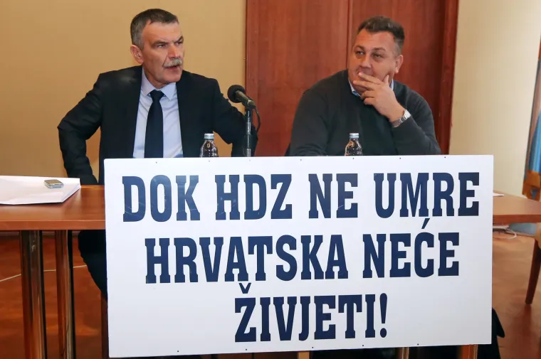 Petrina napravio show na sjednici Skup&scaron;tine: donio transparent na kojem pi&scaron;e - 'Dok HDZ ne umre, Hrvatska neće živjeti'