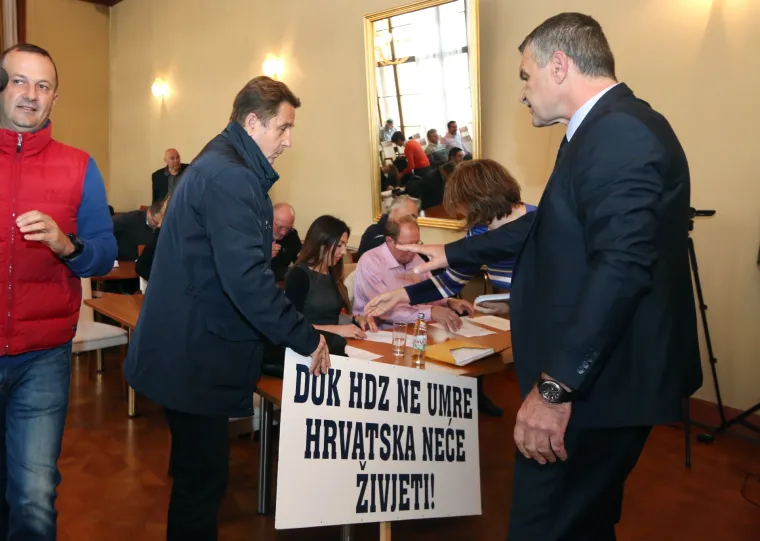 Petrina napravio show na sjednici Skup&scaron;tine: donio transparent na kojem pi&scaron;e - 'Dok HDZ ne umre, Hrvatska neće živjeti'