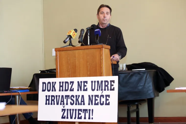 Petrina napravio show na sjednici Skup&scaron;tine: donio transparent na kojem pi&scaron;e - 'Dok HDZ ne umre, Hrvatska neće živjeti'