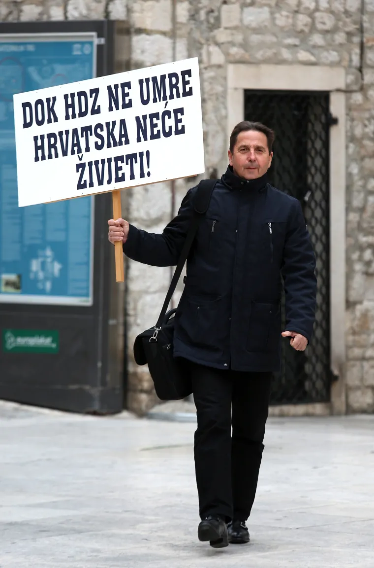 Petrina napravio show na sjednici Skup&scaron;tine: donio transparent na kojem pi&scaron;e - 'Dok HDZ ne umre, Hrvatska neće živjeti'