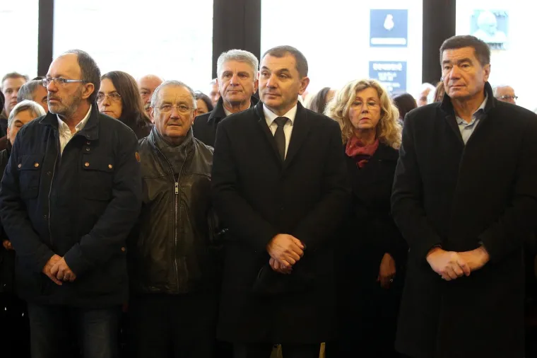 Posljedni ispraćaj Milana Jajčinovića, novinara, kolumnista Večernjega lista i političkog publicista na zagrebačkom Krematoriju.