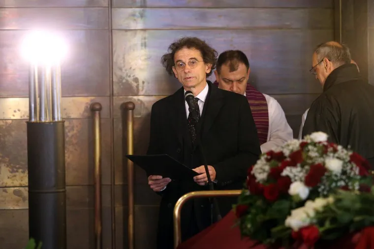 Posljedni ispraćaj Milana Jajčinovića, novinara, kolumnista Večernjega lista i političkog publicista na zagrebačkom Krematoriju.