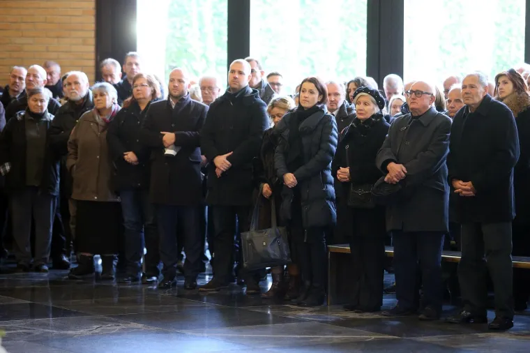 Posljedni ispraćaj Milana Jajčinovića, novinara, kolumnista Večernjega lista i političkog publicista na zagrebačkom Krematoriju.