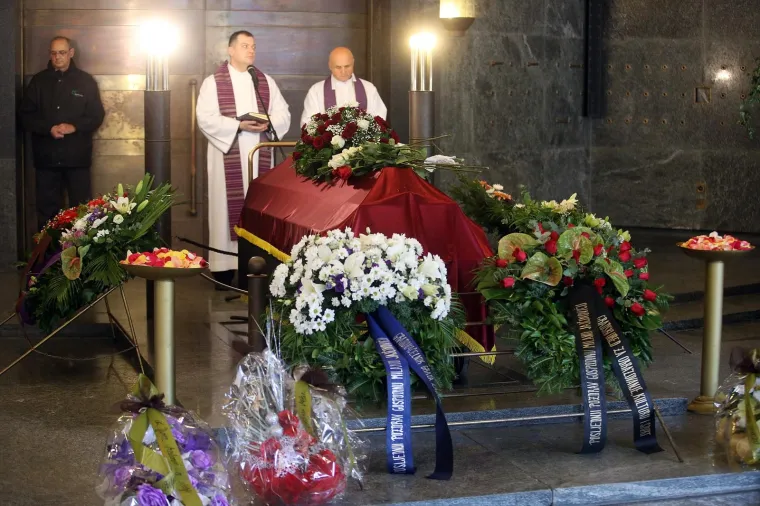 Posljedni ispraćaj Milana Jajčinovića, novinara, kolumnista Večernjega lista i političkog publicista na zagrebačkom Krematoriju.