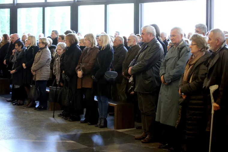 Posljedni ispraćaj Milana Jajčinovića, novinara, kolumnista Večernjega lista i političkog publicista na zagrebačkom Krematoriju.