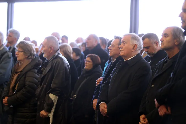 Posljedni ispraćaj Milana Jajčinovića, novinara, kolumnista Večernjega lista i političkog publicista na zagrebačkom Krematoriju.