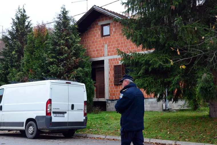 U obiteljskoj kući u Ulici 30. svibnja oko 7.40 sati do&scaron;lo je do eksplozije plina. Te&scaron;ko ozlijeđena ženska osoba u životnoj opasnosti prevezena je u pakračku bolnicu, a potom vozilom hitne pomoći u Zagreb. Policijski ocevid je u tijeku. 
Photo: Ivica Galovic/ PIXSELL