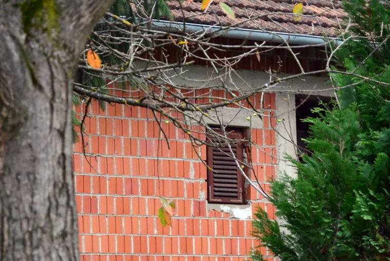 EKSPLOZIJA U OBITELJSKOJ KUĆI U PAKRACU: Žena (78) s te&scaron;kim ozlijedama prevezena u bolnicu u Zagrebu