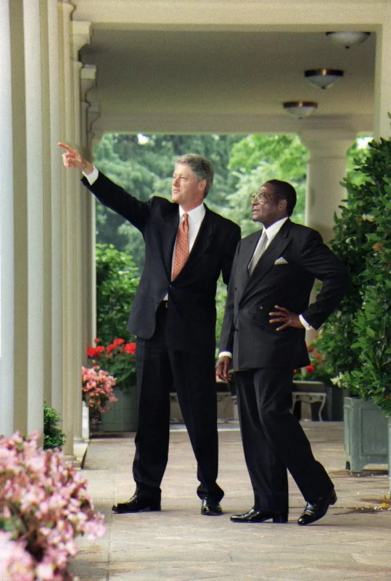 Bill Clinton i Robert Mugabe