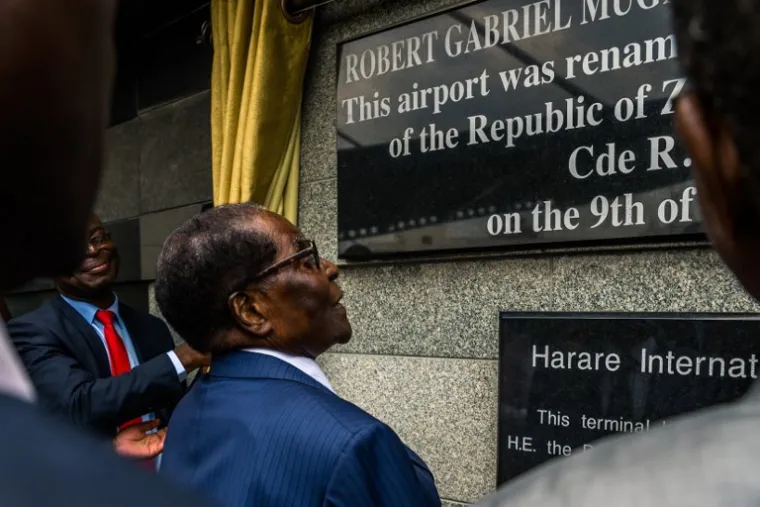 KRAJ JEDNE ERE: Robert Mugabe se kroz skoro četiri desetljeća vladavine susreo sa svim svjetskim čelnicima