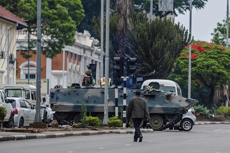 Vojska je izašla na ulice glavnog grada Zimbabwea, Hararea te preuzela kontrolu nad ključnim institucijama. Dugogodišnji predsjednik, Robert Mugabe, i njegova kontroverzna supruga Grace, zadržani i navodno se spremaju na odstupanje s pozicija. Vojska niječe da je u pitanju vojni udar, no svi se analitičari slažu da situacija ima sve obilježja vojnog udara. Do vojne intervencije došlo je pošto je Mugabe (93) otpustio svog zamjenika Emmersona Mnangagwu. Učinio je to kao uslugu svojoj kontroverznoj supruzi Grace u sukobu oko nasljedstva na vlast. Mnangagwa se dugo smatrao Mugabeovim nasljednikom, ali na tu poziciju 'puca' i aktualna prva dama.