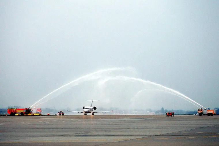 Dolazak generala Ante Gotovine i Mladena Markača Vladinim avionom na Zračnu luku Zagreb nakon izričanja oslobađajuće presude na haa&scaron;kom sudu. Generale su uz ministra obrane Ante Kotromanovića i ministra branitelja Predraga Freda Matića koji su bili s njima u avionu dočekali Predsjednik Vlade Zoran Milanović, predsjednik Hrvatskog Sabora Josip Leko te ranije oslobođeni general Ivan Čermak.