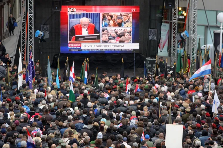 Na Trgu bana Josipa Jelačića, te diljem zemlje, braniteljske su udruge organizirale skupove potpore i praćenje objave pravomoćne presude Ha&scaron;kog suda hrvatskim generalima.