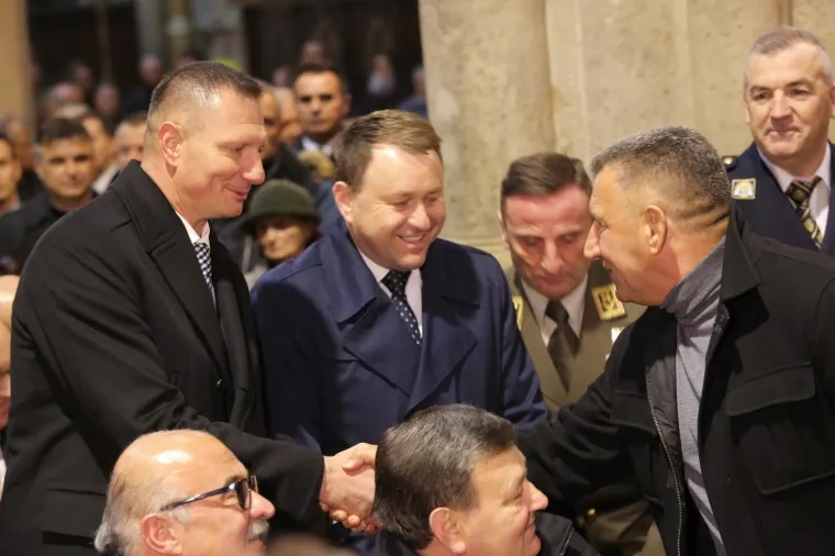 U KATEDRALI ODRŽANA MISA POVODOM PETE OBLJETNICE POVRATKA GENERALA: Stigli predsjednica, Krsičević, Klemm...