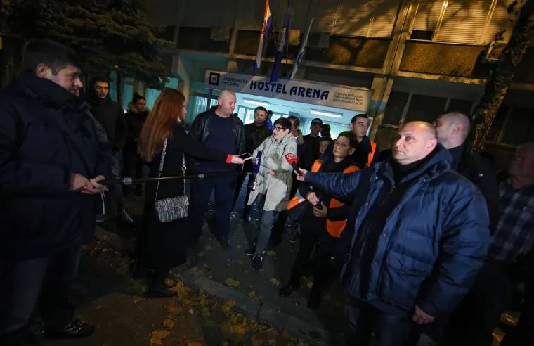 Prosvjed građana zbog odluke MUP-a da preseli azilante iz Porina u hostel Arena na Lani&scaron;tu