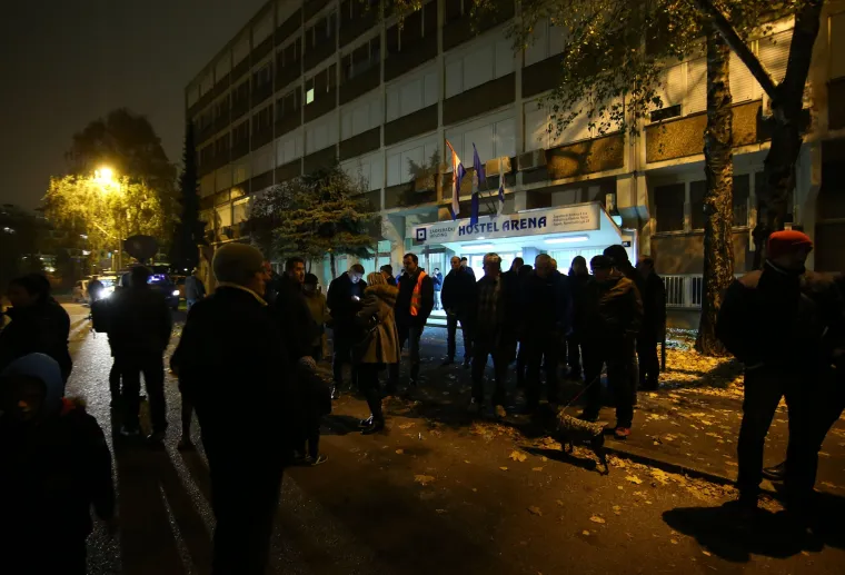 Prosvjed građana zbog odluke MUP-a da preseli azilante iz Porina u hostel Arena na Lani&scaron;tu