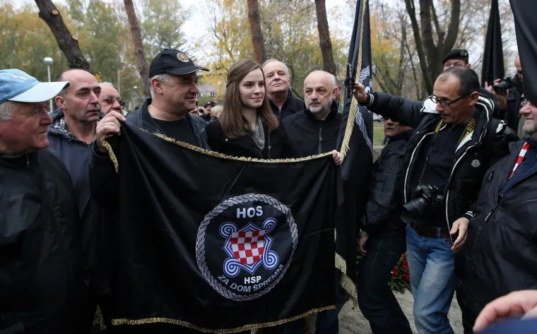 Oko 200 pripadnika HOS-a okupilo se kod spomen obilježja Žarku Manjkasu - Crvenkapi