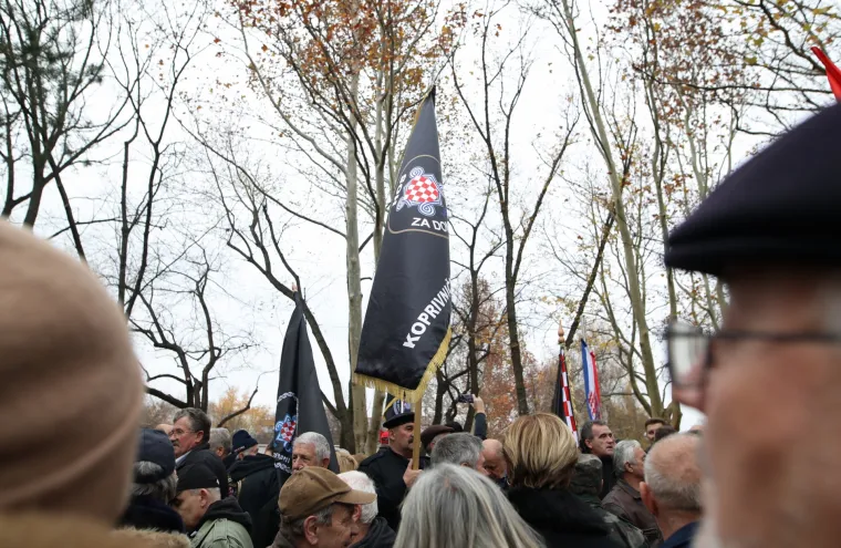 Oko 200 pripadnika HOS-a okupilo se kod spomen obilježja Žarku Manjkasu - Crvenkapi