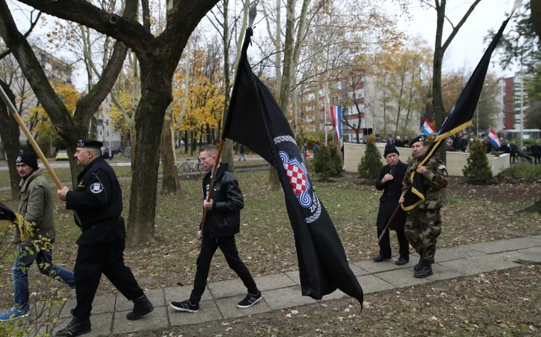 Oko 200 pripadnika HOS-a okupilo se kod spomen obilježja Žarku Manjkasu - Crvenkapi