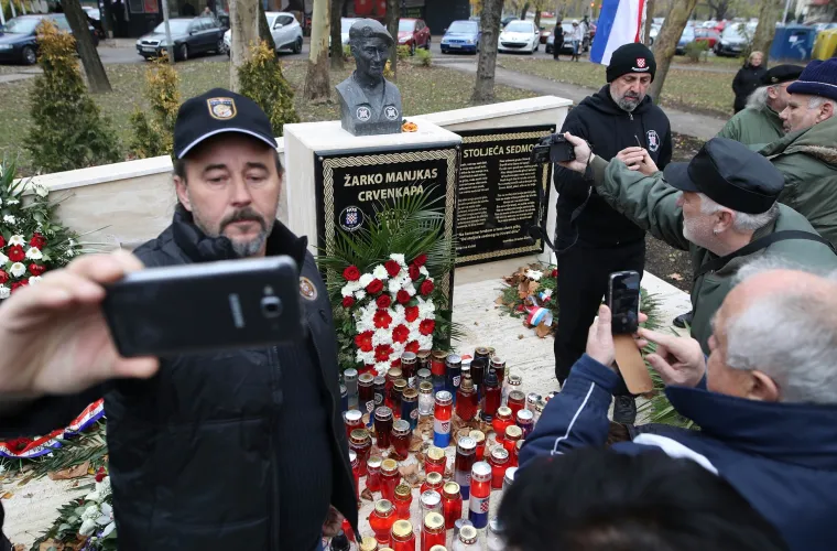Oko 200 pripadnika HOS-a okupilo se kod spomen obilježja Žarku Manjkasu - Crvenkapi