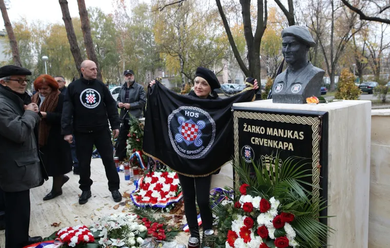 Oko 200 pripadnika HOS-a okupilo se kod spomen obilježja Žarku Manjkasu - Crvenkapi