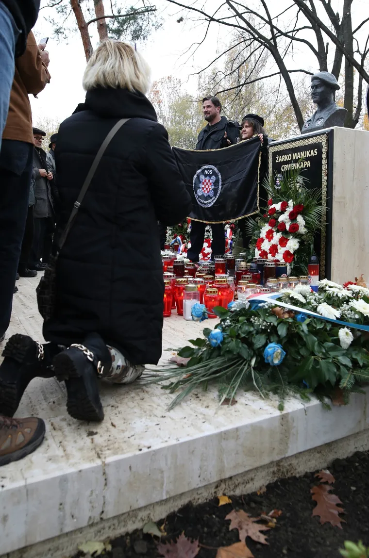 Oko 200 pripadnika HOS-a okupilo se kod spomen obilježja Žarku Manjkasu - Crvenkapi