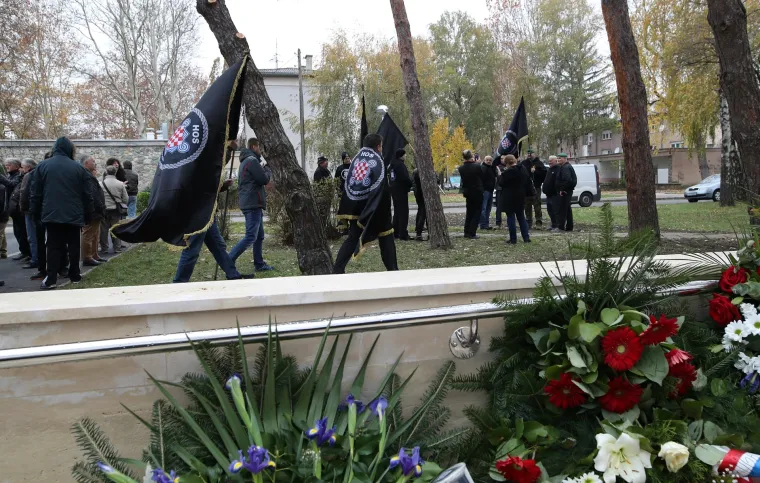 Oko 200 pripadnika HOS-a okupilo se kod spomen obilježja Žarku Manjkasu - Crvenkapi