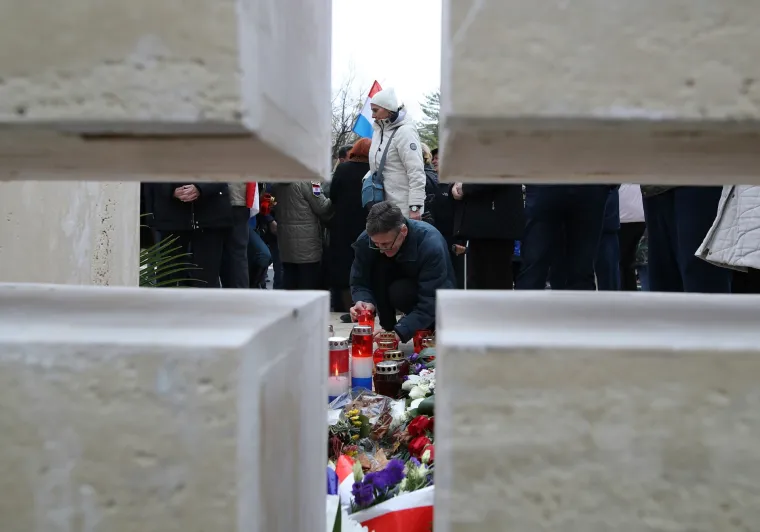 Oko 200 pripadnika HOS-a okupilo se kod spomen obilježja Žarku Manjkasu - Crvenkapi