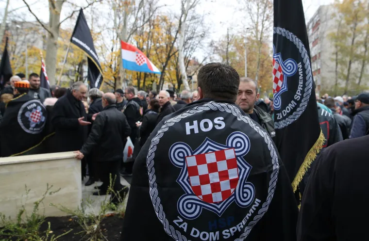 Oko 200 pripadnika HOS-a okupilo se kod spomen obilježja Žarku Manjkasu - Crvenkapi