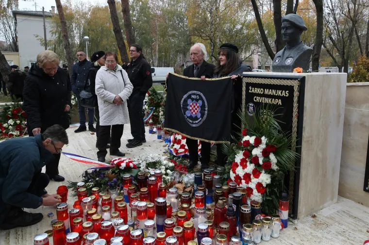 Oko 200 pripadnika HOS-a okupilo se kod spomen obilježja Žarku Manjkasu - Crvenkapi