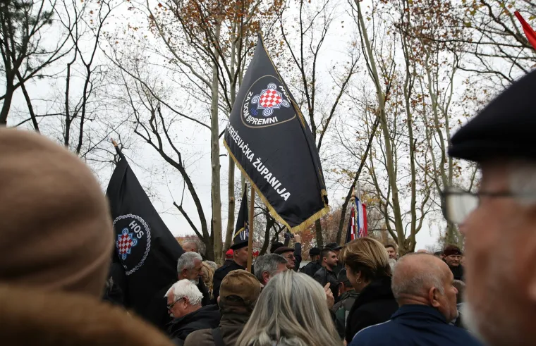 Oko 200 pripadnika HOS-a okupilo se kod spomen obilježja Žarku Manjkasu - Crvenkapi