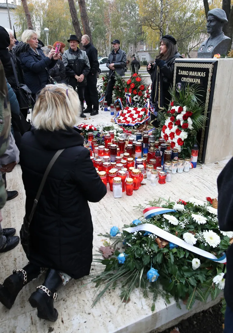 Oko 200 pripadnika HOS-a okupilo se kod spomen obilježja Žarku Manjkasu - Crvenkapi