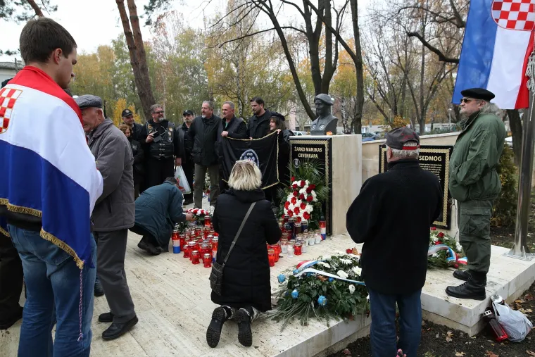 Oko 200 pripadnika HOS-a okupilo se kod spomen obilježja Žarku Manjkasu - Crvenkapi