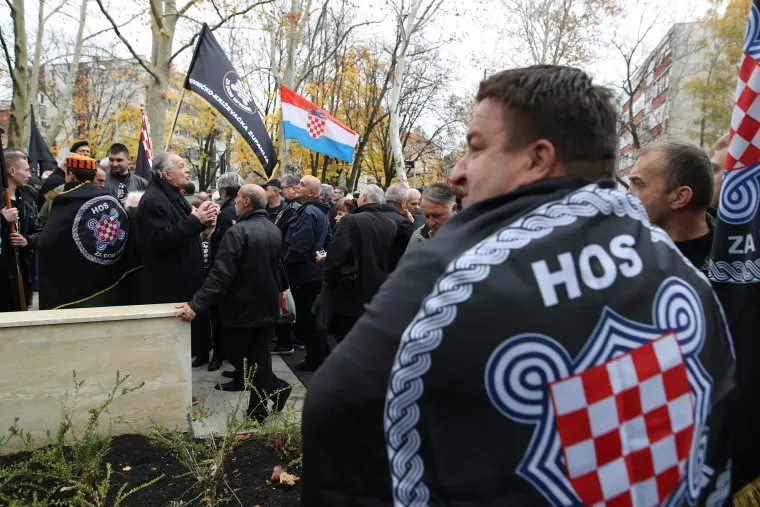 Oko 200 pripadnika HOS-a okupilo se kod spomen obilježja Žarku Manjkasu - Crvenkapi