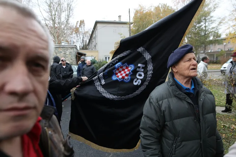 Oko 200 pripadnika HOS-a okupilo se kod spomen obilježja Žarku Manjkasu - Crvenkapi