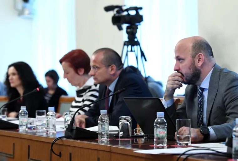 Na mno&scaron;tvo pitanja članova saborskog Istražnog povjerenstva za Agrokor odgovarao je biv&scaron;i guverner HNB-a i savjetnik Ivice Todorića Željko Rohatinski, koji je 12 godina vodio sredi&scaron;nju banku, a prije i nakon toga bio u Agrokoru.