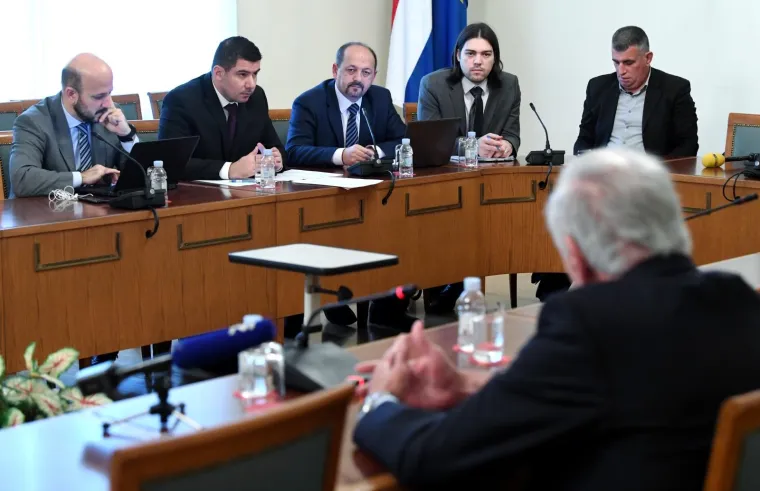 Na mno&scaron;tvo pitanja članova saborskog Istražnog povjerenstva za Agrokor odgovarao je biv&scaron;i guverner HNB-a i savjetnik Ivice Todorića Željko Rohatinski, koji je 12 godina vodio sredi&scaron;nju banku, a prije i nakon toga bio u Agrokoru.