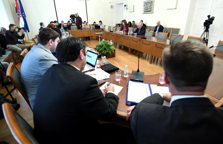 Na mno&scaron;tvo pitanja članova saborskog Istražnog povjerenstva za Agrokor odgovarao je biv&scaron;i guverner HNB-a i savjetnik Ivice Todorića Željko Rohatinski, koji je 12 godina vodio sredi&scaron;nju banku, a prije i nakon toga bio u Agrokoru.