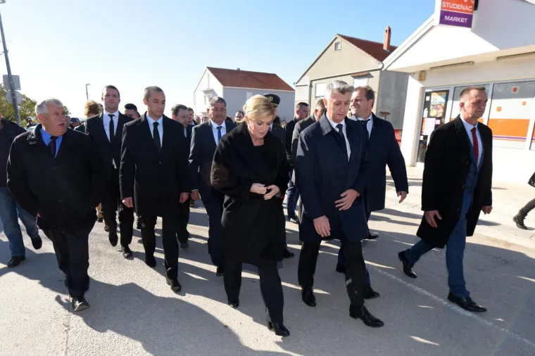 PREDSJEDNICA ODALA POČAST ŽRTVAMA ŠKABRINJE: Položila vijence stradalim braniteljima i civilima