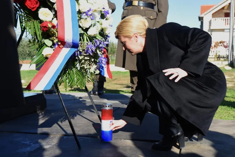 PREDSJEDNICA ODALA POČAST ŽRTVAMA ŠKABRINJE: Položila vijence stradalim braniteljima i civilima