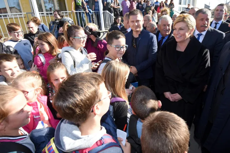 PREDSJEDNICA ODALA POČAST ŽRTVAMA ŠKABRINJE: Položila vijence stradalim braniteljima i civilima