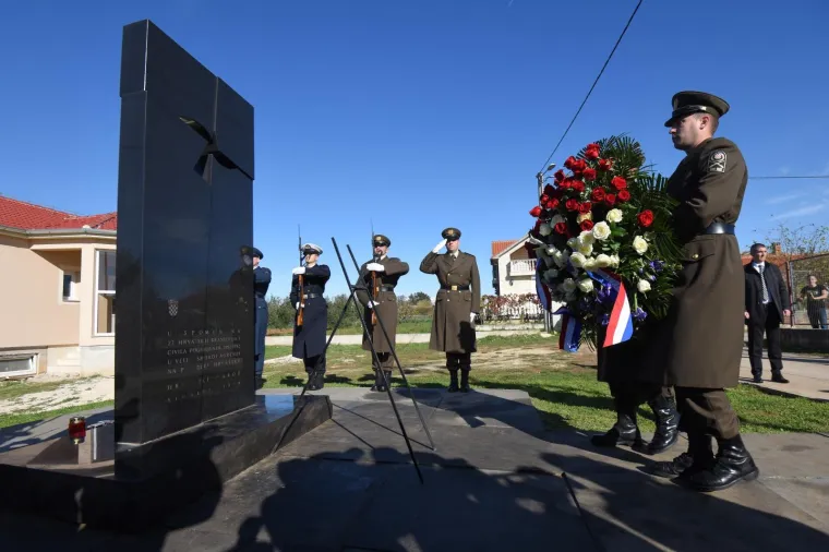 Predsjednica Republike Kolinda Grabar-Kitarović odala je počast stradalim braniteljima i civilnim žrtvama Škabrnje polaganjem vijenaca kod Spomenika masovne grobnice poginulim hrvatskim braniteljima i civilima te ispred Križa poginulim hrvatskim braniteljima na Groblju sv. Luke.