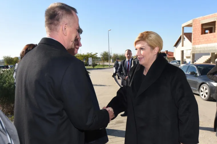 PREDSJEDNICA ODALA POČAST ŽRTVAMA ŠKABRINJE: Položila vijence stradalim braniteljima i civilima