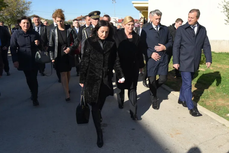 PREDSJEDNICA ODALA POČAST ŽRTVAMA ŠKABRINJE: Položila vijence stradalim braniteljima i civilima