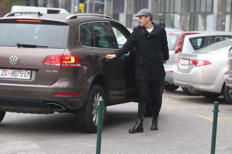 Igor joj je kao pravi džentlmen otvorio vrata od automobila.