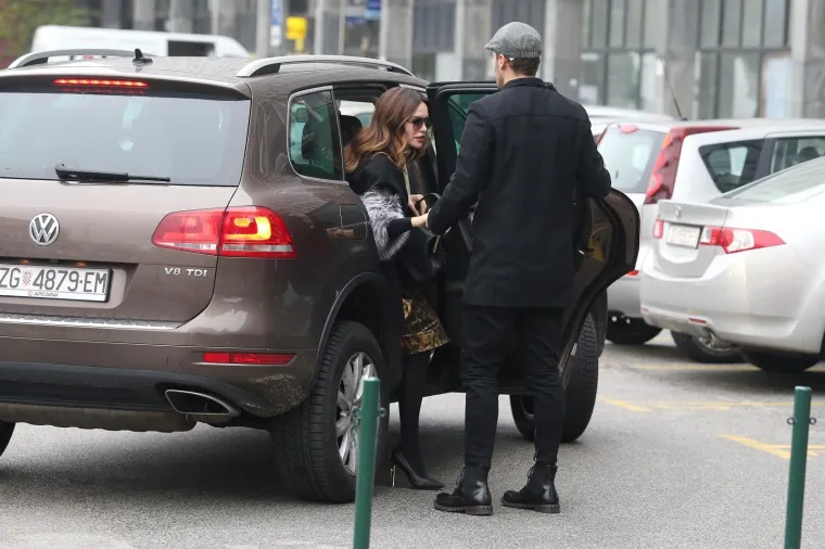 Supružnici su se poljubili i zagrlili, ne mareći za znatiželjne poglede.