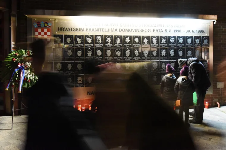 TISUĆE SVIJEĆA SJAJE ZA VUKOVAR: Mnoštvo lampiona osvijetlilo gradove diljem zemlje, Hrvati se prisjećaju bolne vukovarske žrtve